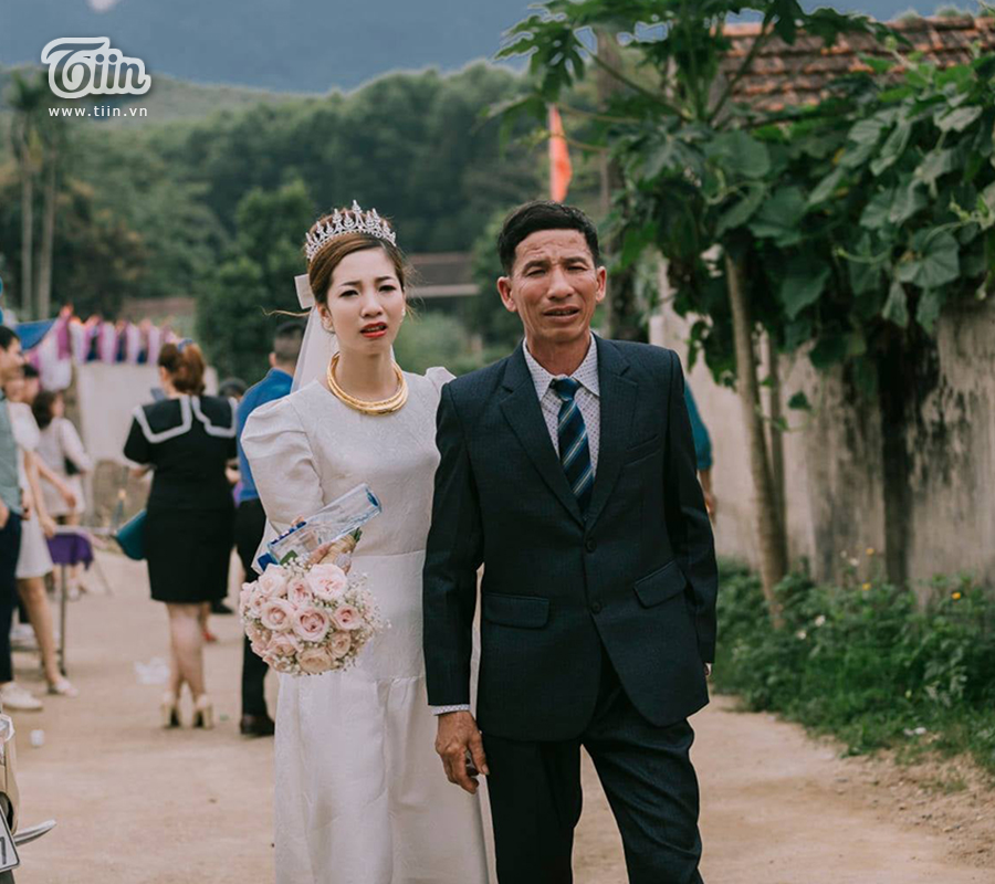 Tiễn con gái về nhà chồng, ông bố xứ Nghệ mắt rưng rưng, vừa quay lưng đã bật khóc nức nở-2