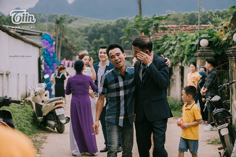 Tiễn con gái về nhà chồng, ông bố xứ Nghệ mắt rưng rưng, vừa quay lưng đã bật khóc nức nở-3