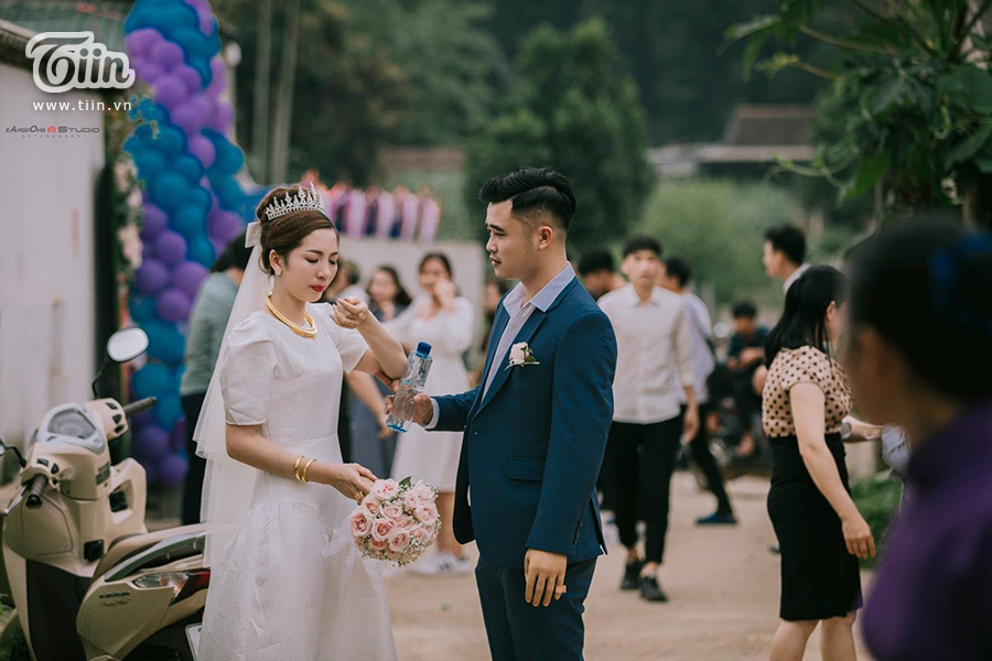 Tiễn con gái về nhà chồng, ông bố xứ Nghệ mắt rưng rưng, vừa quay lưng đã bật khóc nức nở-4