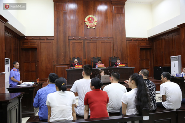 ẢNH: Ông trùm ma túy Văn Kính Dương và người tình Ngọc Miu tay nắm chặt tay, hôn nhau thắm thiết trước giờ tuyên án-1