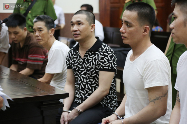 ẢNH: Ông trùm ma túy Văn Kính Dương và người tình Ngọc Miu tay nắm chặt tay, hôn nhau thắm thiết trước giờ tuyên án-10