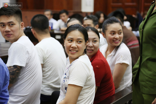 ẢNH: Ông trùm ma túy Văn Kính Dương và người tình Ngọc Miu tay nắm chặt tay, hôn nhau thắm thiết trước giờ tuyên án-11