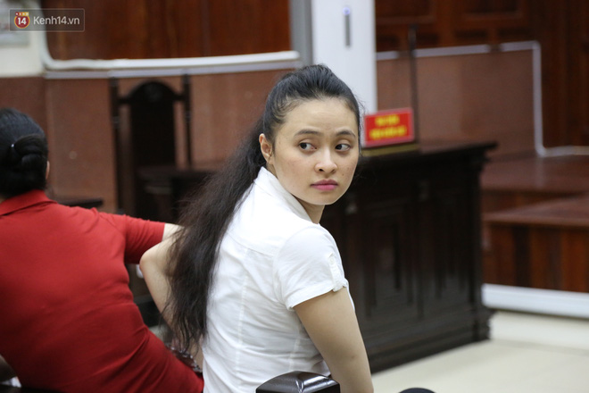 ẢNH: Ông trùm ma túy Văn Kính Dương và người tình Ngọc Miu tay nắm chặt tay, hôn nhau thắm thiết trước giờ tuyên án-3