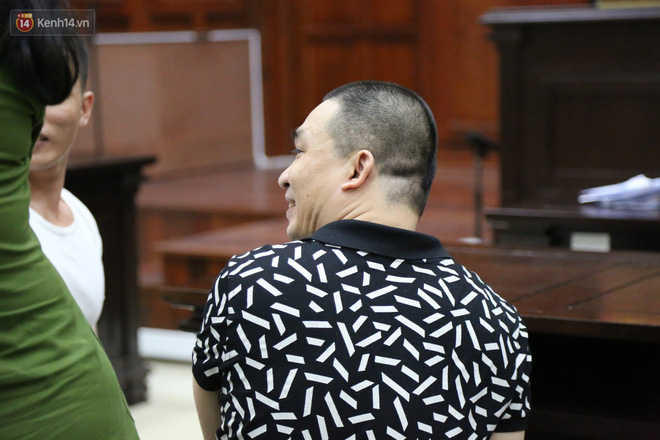 ẢNH: Ông trùm ma túy Văn Kính Dương và người tình Ngọc Miu tay nắm chặt tay, hôn nhau thắm thiết trước giờ tuyên án-4