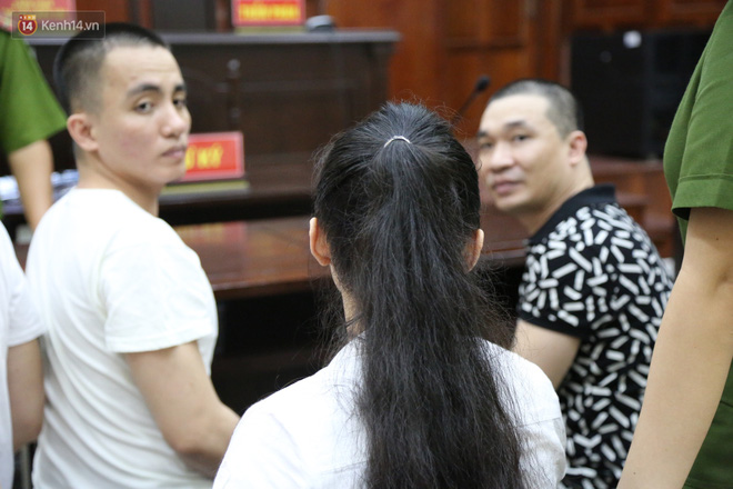 ẢNH: Ông trùm ma túy Văn Kính Dương và người tình Ngọc Miu tay nắm chặt tay, hôn nhau thắm thiết trước giờ tuyên án-5