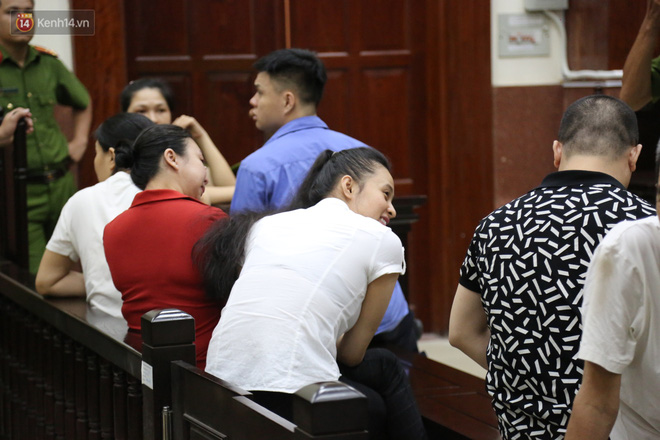 ẢNH: Ông trùm ma túy Văn Kính Dương và người tình Ngọc Miu tay nắm chặt tay, hôn nhau thắm thiết trước giờ tuyên án-8
