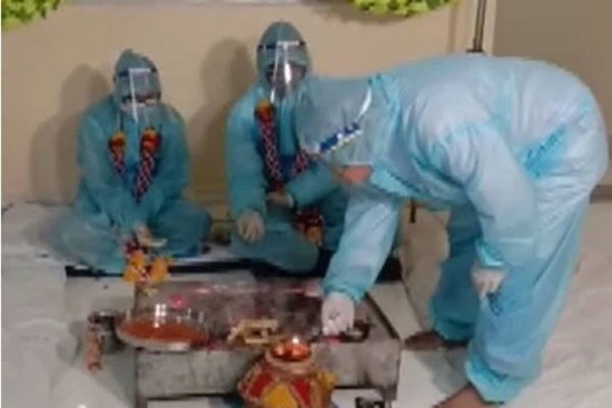 Chú rể phát hiện mắc COVID-19 đúng ngày cưới, mặc đồ bảo hộ cử hành hôn lễ