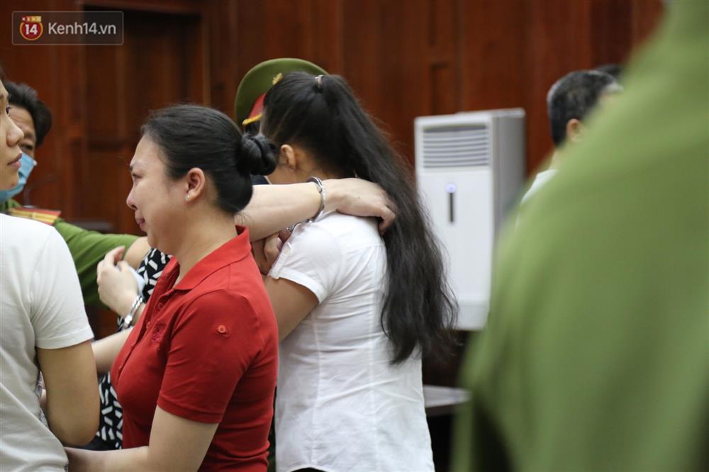 Y án tử hình ông trùm ma túy Văn Kính Dương, Ngọc Miu khóc nức nở, ôm chia tay người tình-12