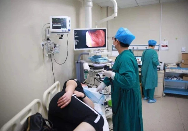 Chàng trai 20 tuổi mắc ung thư ruột vì ăn quá nhiều 2 loại thực phẩm mà nhiều người trẻ mê mệt-1