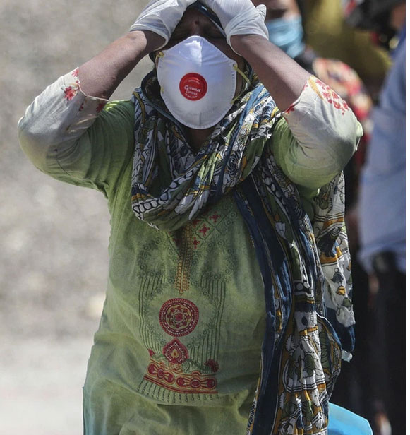 Cảnh ẩu đả hỗn loạn trước bệnh viện Ấn Độ: Người nhà bệnh nhân xông vào tấn công y bác sĩ, sự tình phía sau gây nhói lòng vô cùng-2