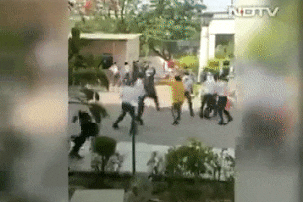 Cảnh ẩu đả hỗn loạn trước bệnh viện Ấn Độ: Người nhà bệnh nhân xông vào tấn công y bác sĩ, sự tình phía sau gây nhói lòng vô cùng-1