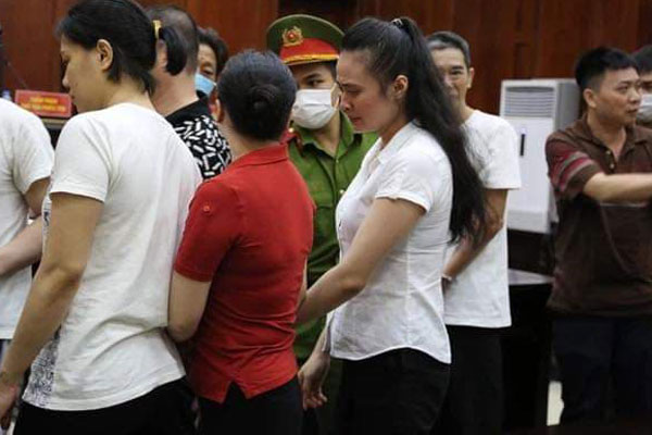 Kiểm sát viên nói về nụ hôn đắm đuối của Văn Kính Dương và Ngọc Miu tại tòa: Do lực lượng cảnh sát tư pháp lơ là-3