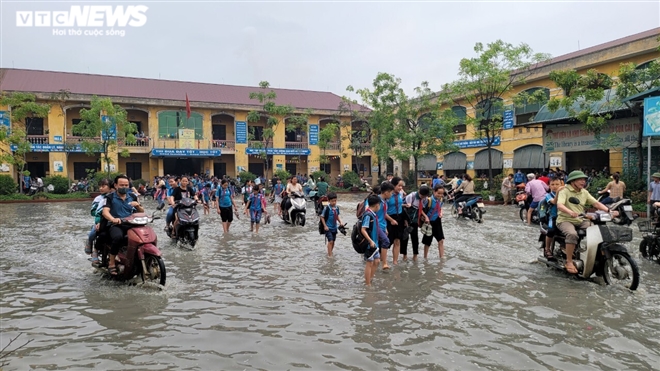 Rùng mình học sinh Bắc Ninh lội trong nước thải nhà máy giấy đục ngầu, hôi thối-2
