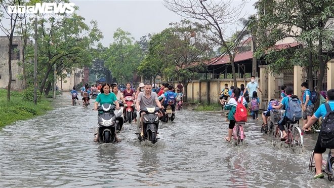 Rùng mình học sinh Bắc Ninh lội trong nước thải nhà máy giấy đục ngầu, hôi thối-12