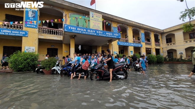 Rùng mình học sinh Bắc Ninh lội trong nước thải nhà máy giấy đục ngầu, hôi thối-3