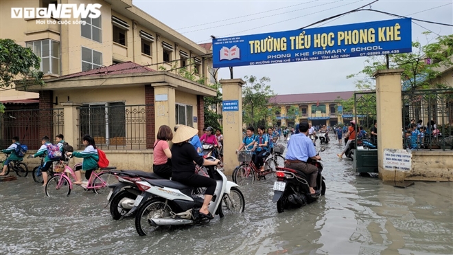 Rùng mình học sinh Bắc Ninh lội trong nước thải nhà máy giấy đục ngầu, hôi thối-4