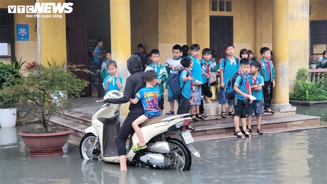 Rùng mình học sinh Bắc Ninh lội trong nước thải nhà máy giấy đục ngầu, hôi thối-5