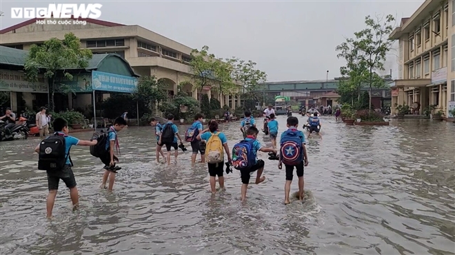 Rùng mình học sinh Bắc Ninh lội trong nước thải nhà máy giấy đục ngầu, hôi thối-7