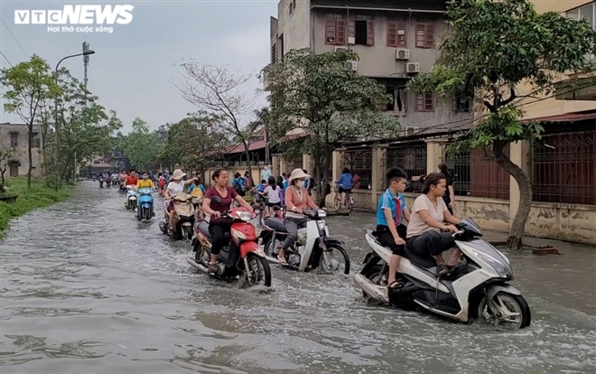 Rùng mình học sinh Bắc Ninh lội trong nước thải nhà máy giấy đục ngầu, hôi thối-10