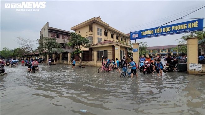 Rùng mình học sinh Bắc Ninh lội trong nước thải nhà máy giấy đục ngầu, hôi thối-1