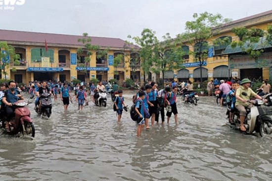 Rùng mình học sinh Bắc Ninh lội trong nước thải nhà máy giấy đục ngầu, hôi thối