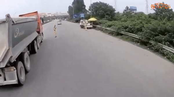 CLIP: Container bất chấp thông chốt khi được CSGT yêu cầu dừng xe, hành động sau đó của tài xế càng gây phẫn nộ-1