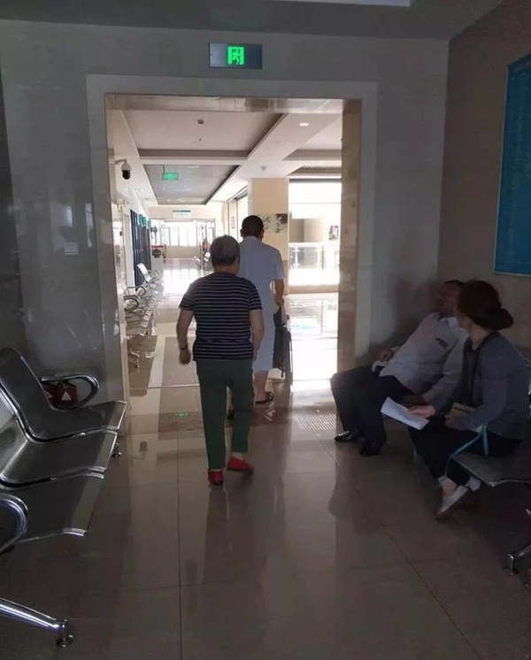 2 vợ chồng cùng nhập viện do ăn đồ thừa để qua đêm: Bác sĩ cảnh báo 4 món càng để lâu trong mùa hè càng dễ gây hại nội tạng-1