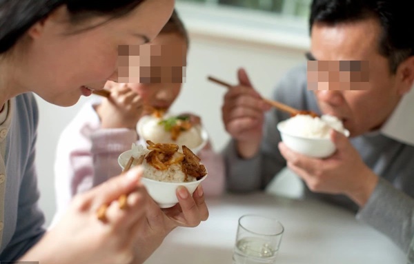 2 vợ chồng cùng nhập viện do ăn đồ thừa để qua đêm: Bác sĩ cảnh báo 4 món càng để lâu trong mùa hè càng dễ gây hại nội tạng-2