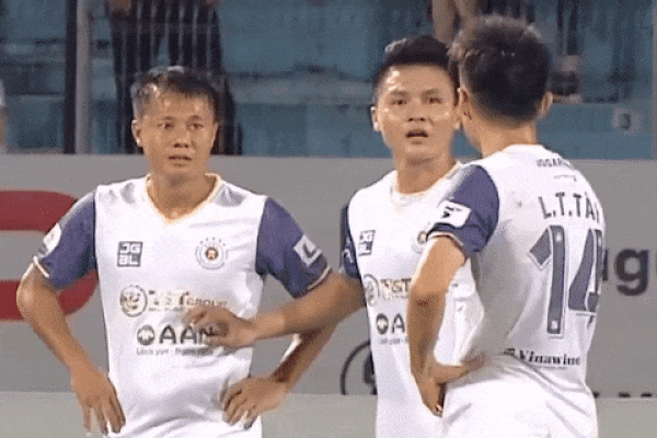 Pha dàn xếp đá phạt tinh quái của đội Hà Nội