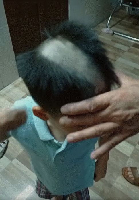 Tự tay cắt tóc, stylist nhí cũng phải khóc thét khi ngắm thành quả của mình, cha mẹ thì được phen cười bể bụng-1