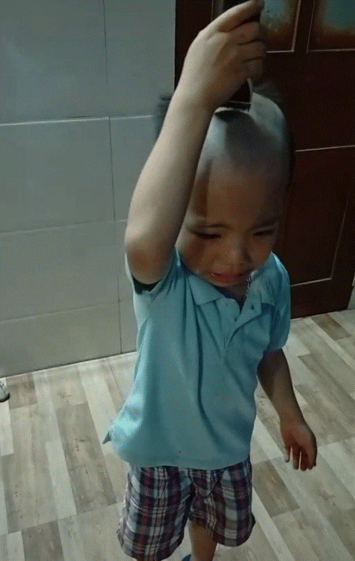 Tự tay cắt tóc, stylist nhí cũng phải khóc thét khi ngắm thành quả của mình, cha mẹ thì được phen cười bể bụng-4