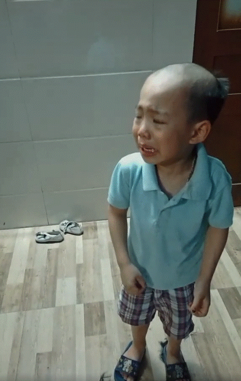 Tự tay cắt tóc, stylist nhí cũng phải khóc thét khi ngắm thành quả của mình, cha mẹ thì được phen cười bể bụng-5