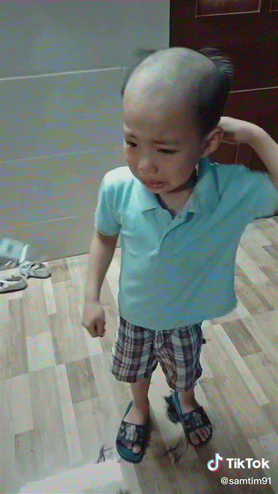 Tự tay cắt tóc, stylist nhí cũng phải khóc thét khi ngắm thành quả của mình, cha mẹ thì được phen cười bể bụng-6