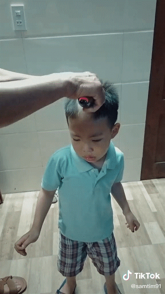 Tự tay cắt tóc, stylist nhí cũng phải khóc thét khi ngắm thành quả của mình, cha mẹ thì được phen cười bể bụng-7