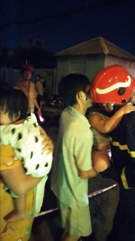 Cháy chung cư ở Sài Gòn, 24 người gồm người lớn và trẻ em mắc kẹt hoảng loạn kêu cứu-5