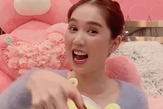 Ngọc Trinh chỉ nói một câu trên livestream cũng tỏ rõ thái độ với Nathan Lee sau loạt lùm xùm