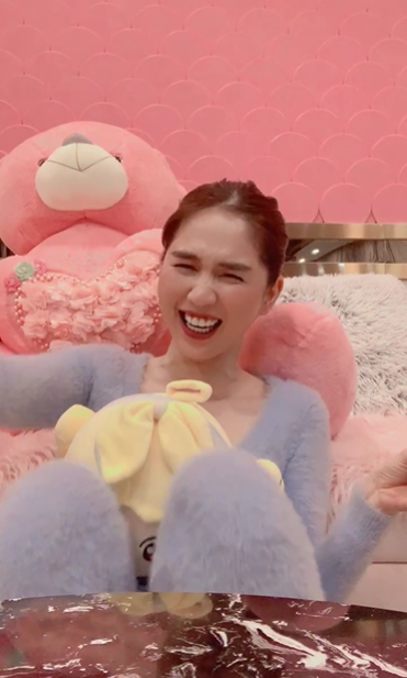 Ngọc Trinh chỉ nói một câu trên livestream cũng tỏ rõ thái độ với Nathan Lee sau loạt lùm xùm-1