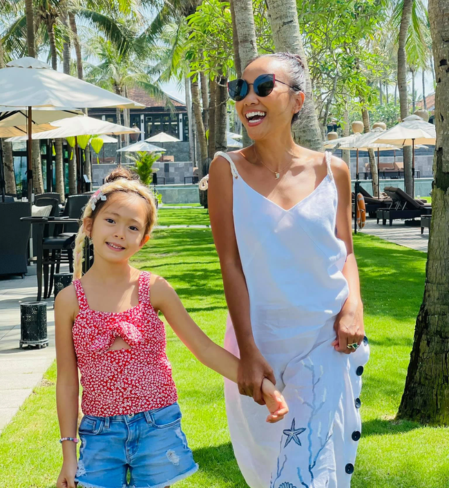 Đoan Trang dẫn con đi ăn nhưng lại bắt con trả tiền, bé nói 1 câu khiến mẹ phải móc ví, dân tình cứ nức nở khen cách dạy dỗ-1