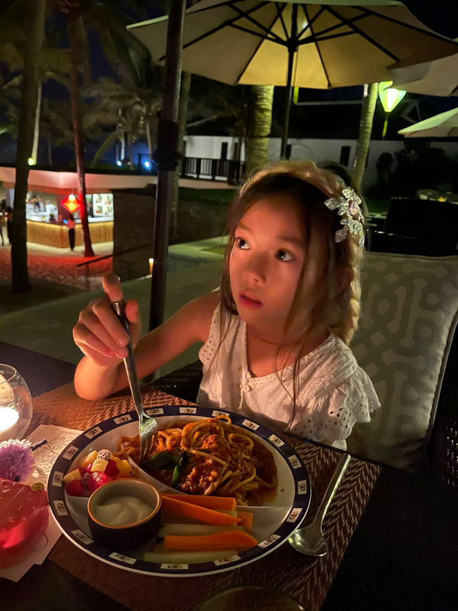 Đoan Trang dẫn con đi ăn nhưng lại bắt con trả tiền, bé nói 1 câu khiến mẹ phải móc ví, dân tình cứ nức nở khen cách dạy dỗ-2