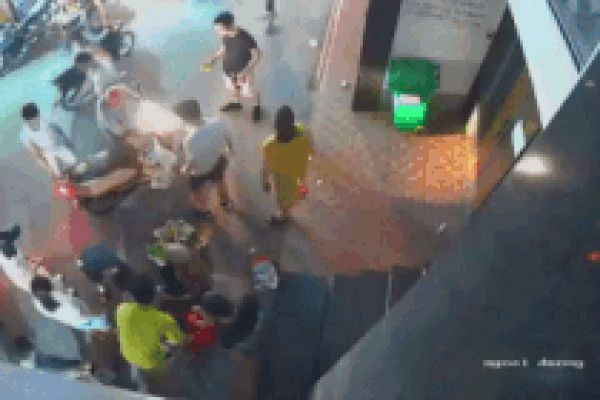 Clip: Phẫn nộ người phụ nữ giả vờ hỏi han người bị nạn rồi trộm điện thoại