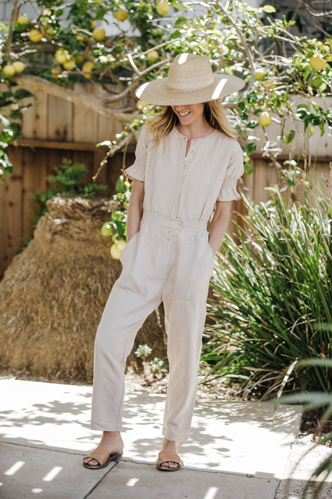 Chị em muốn mặc jumpsuit để khoe dáng thì đừng gây phản cảm như cô gái này...-8