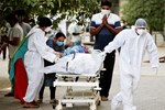 Cảnh tượng ám ảnh và xót xa tại địa ngục Ấn Độ: Con trai chở thi thể mẹ bằng xe máy đi hỏa táng cùng nhiều thảm kịch đau thấu tim gan-6