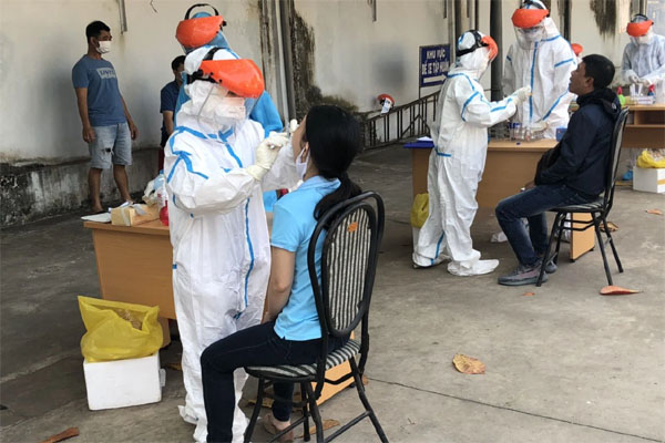 Khoanh vùng 20 hộ dân, lập 3 chốt kiểm soát liên quan đến ca dương tính SARS-CoV-2 ở Hà Nam-2