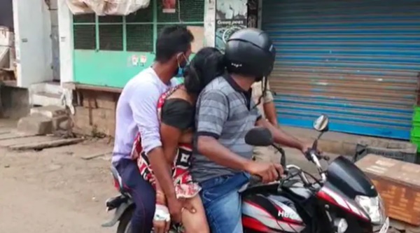 Cảnh tượng ám ảnh và xót xa tại địa ngục Ấn Độ: Con trai chở thi thể mẹ bằng xe máy đi hỏa táng cùng nhiều thảm kịch đau thấu tim gan-1