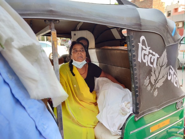 Cảnh tượng ám ảnh và xót xa tại địa ngục Ấn Độ: Con trai chở thi thể mẹ bằng xe máy đi hỏa táng cùng nhiều thảm kịch đau thấu tim gan-3