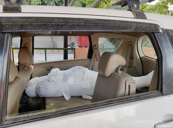 Cảnh tượng ám ảnh và xót xa tại địa ngục Ấn Độ: Con trai chở thi thể mẹ bằng xe máy đi hỏa táng cùng nhiều thảm kịch đau thấu tim gan-4