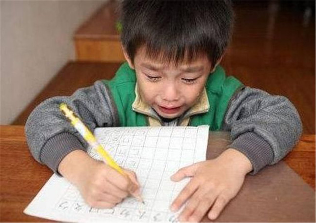 Con trai ngày đầu đi học đã khóc nức nở vì bị cô giáo phớt lờ, hỏi ra mới biết lý do bởi cái tên quá lạ không ai dám gọi-2