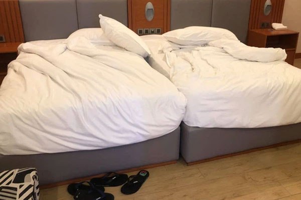 Thanh niên vô tư nằm dài trong quán cafe nhiều ngày, quản lý bất lực cầu cứu dân mạng-2