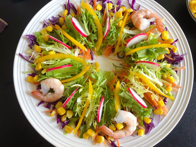 Mấy ngày nghỉ chị em đừng quên mỗi ngày ăn món salad này để giữ da căng dáng chuẩn nhé!-7