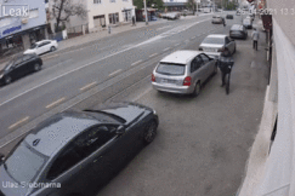 Xe sang phóng như tên bắn, cày nát hàng loạt ôtô trên đường